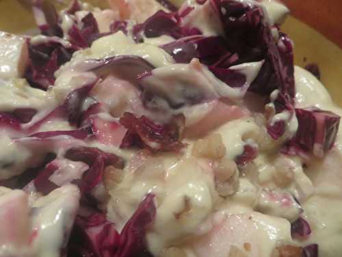 Salade de chou rouge, pommes, canneberges, sauce au yaourt