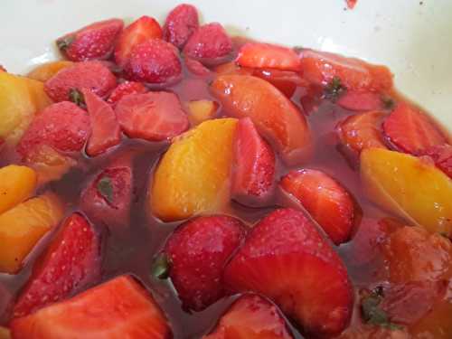 Soupe de fraises et pèches au vin blanc et basilic