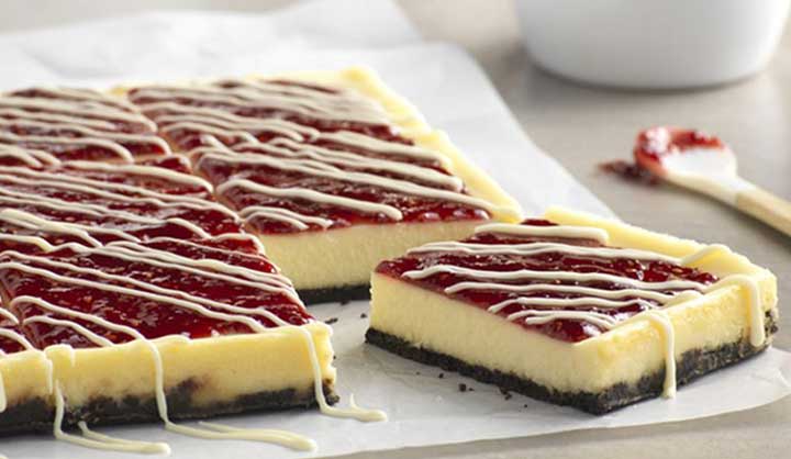 Barres de gâteau au fromage au chocolat blanc et à la framboise