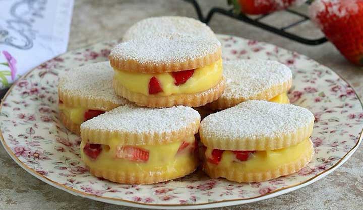 Biscuits aux fraises et à la crème pâtissière