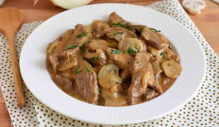 Bœuf stroganoff : recette traditionnelle de la cuisine russe