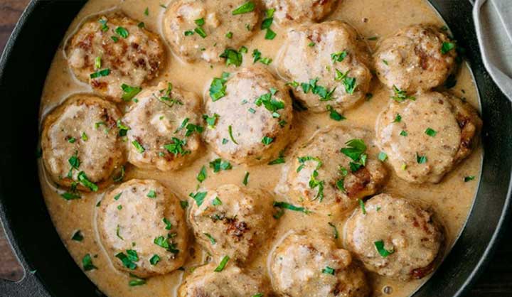 Boulettes de poulet dans une sauce crémeuse, délicieuses même une fois réchauffées!