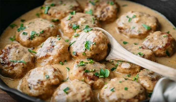 Boulettes de poulet et riz à tomber par terre, le repas familial par excellence