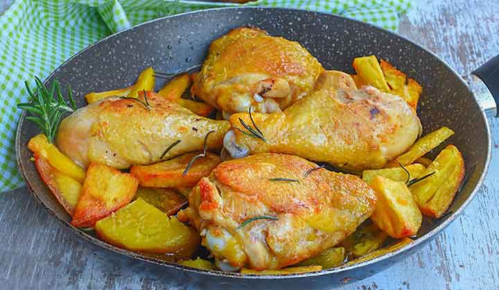 Cuisses de poulet aux pommes de terre croustillantes typique