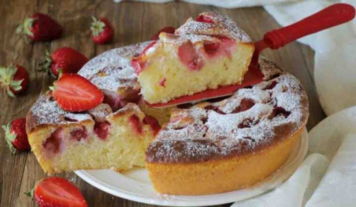 GÂTEAU AU YAOURT GREC ET FRAISES TRÈS GOURMAND