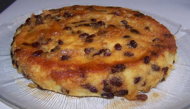 Gâteau de semoule aux raisins et caramel