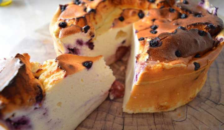 GÂTEAU LÉGER AU FROMAGE BLANC ET AUX FRAISES ET MYRTILLES