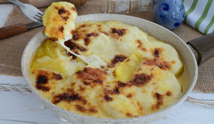 Gratin de pommes de terre poêlé à la béchamel et aux fromages