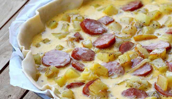 Irrésistible quiche campagnarde aux saucisses fumées et pommes de terre