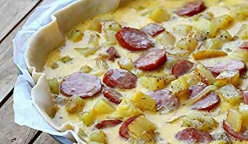 Irrésistible quiche campagnarde aux saucisses fumées et pommes de terre