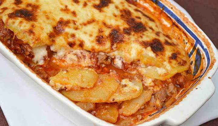 Lasagnes de pommes de terre à la viande hachée et à la béchamel