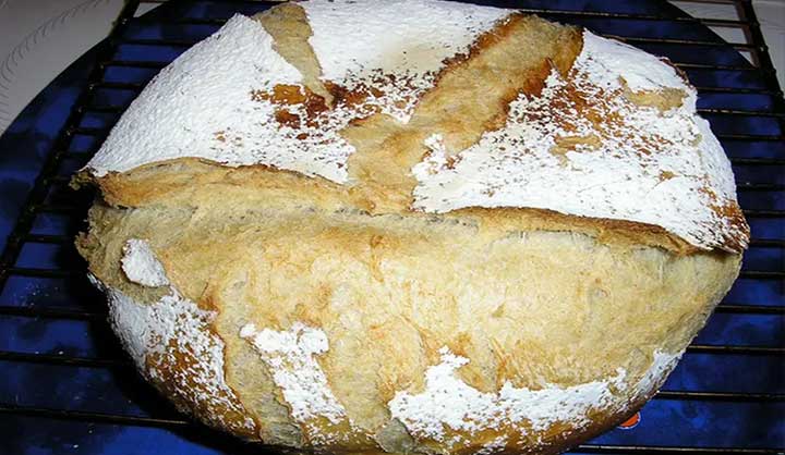 Miche de pain de campagne en cocotte