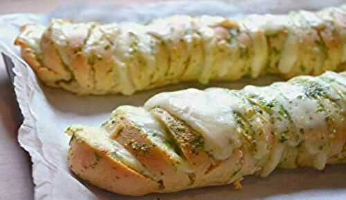 PAIN AU FROMAGE ET AU BEURRE À L’AIL