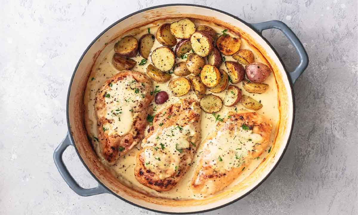 Poulet fermier et pommes de terre à la sauce à la crème de Dijon