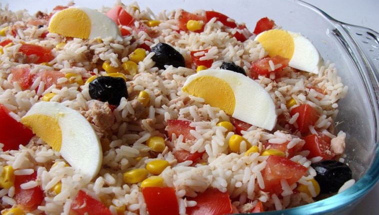 Salade de riz thon maïs tomate oeuf et olivess Faciles