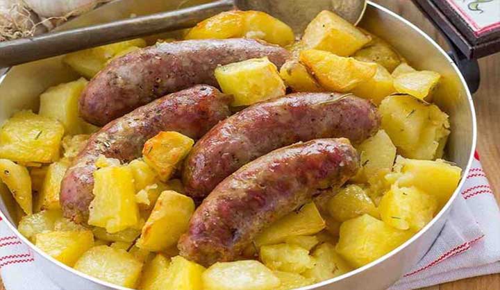 Saucisses et pommes de terre au four