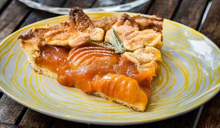 Tarte aux abricots et au romarin