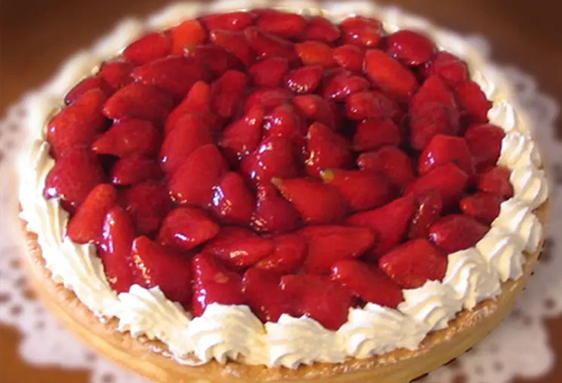 Tarte aux fraises, crème aux amandes et chantilly maison