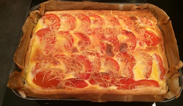 Tarte aux tomate, thon et à la moutarde