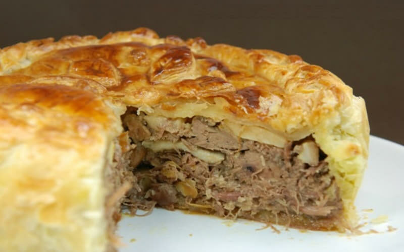 Tourte au confit de canard, foie gras et champignons des bois