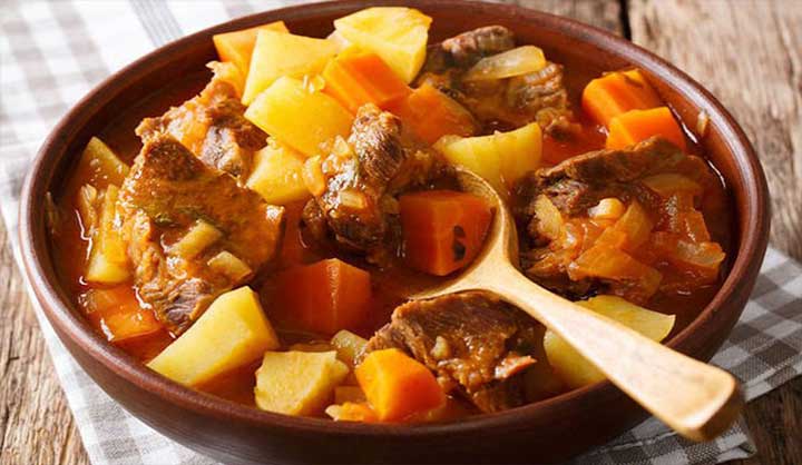 Un Bon ragoût de veau pommes de terre carottes