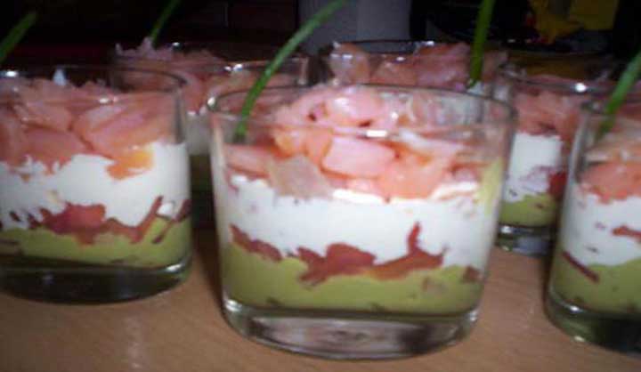 VERRINE DE SAUMON ET SA CRÈME D’AVOCAT POUR NOËL