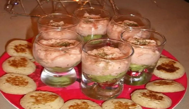 Verrines de purée d’avocat à la mousse de saumon pour noël