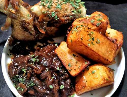 Cailles en cocotte au confit d'oignons caramélisés.