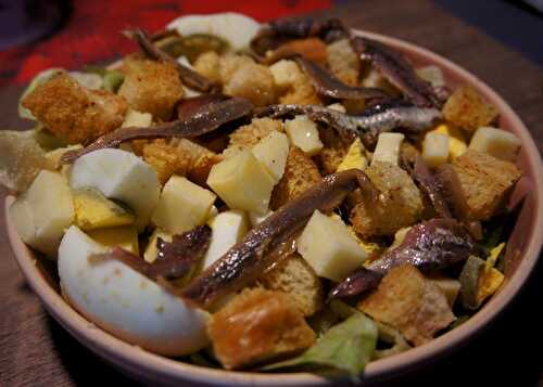 Salade d'œufs durs aux anchois, Cantal et croûtons.