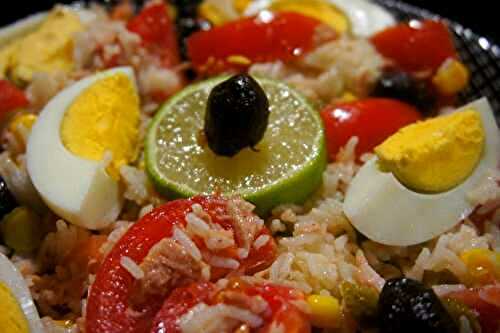 Salade de riz aux tomates, thon, maïs, œufs et olives - Recettes de Papounet
