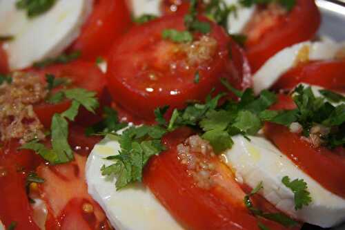 Salade tomate mozzarella avec vinaigrette au gingembre