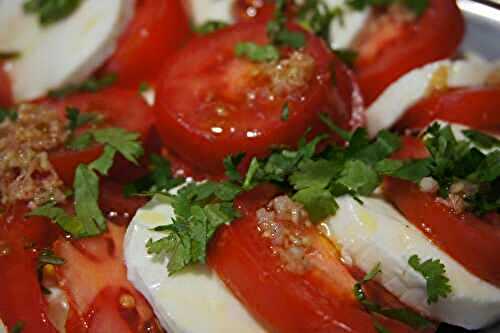 Salade tomate mozzarella avec vinaigrette au gingembre  - Recettes de Papounet