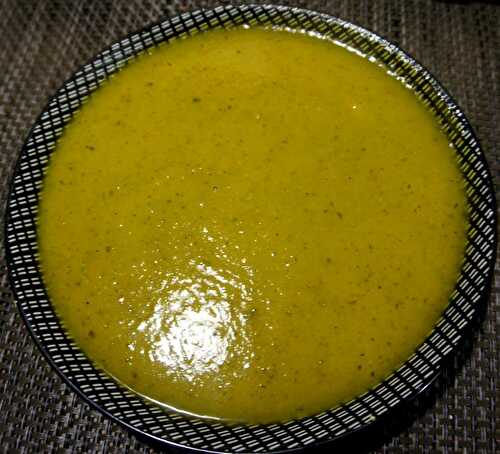 Soupe de courgettes au curcuma et curry