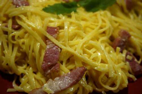 Tagliolini carbonara-Tagliatelles fine italienne alla carbonara