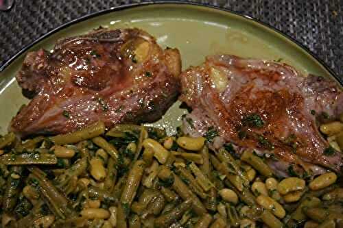 Côtes d'agneau aux flageolets et haricots verts.