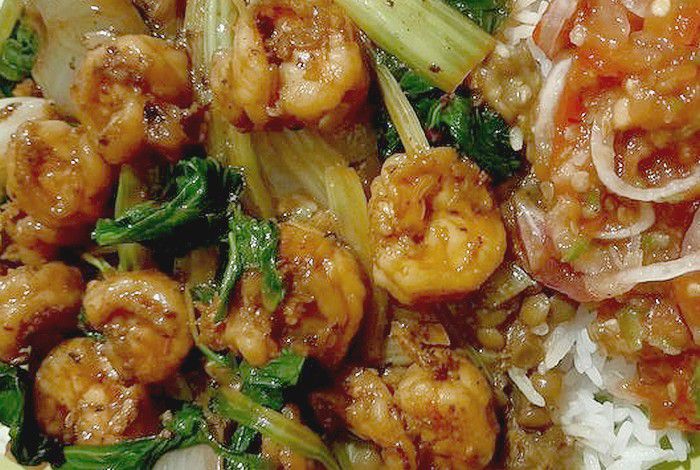 Crevettes sautées aux brèdes chou de chine
