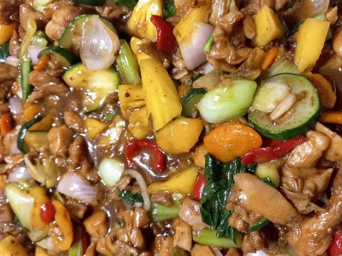 Sauté de poulet à l'ananas (974)