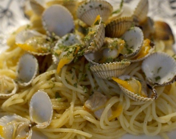 Spaghettis aux coques ail, persil et vin blanc