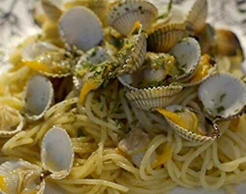 Spaghettis aux coques ail, persil et vin blanc