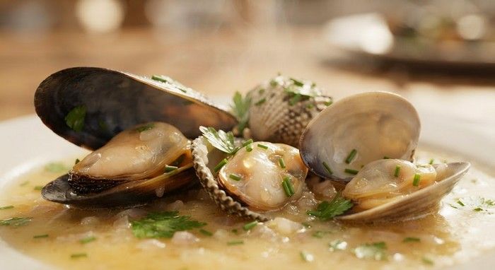 Moules, coques et palourdes à la marinière