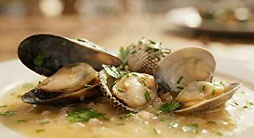 Moules, coques et palourdes à la marinière