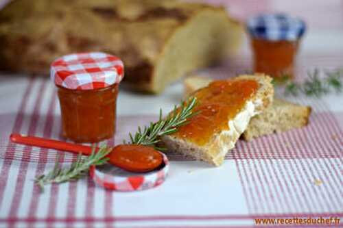 Confiture d'abricots au romarin