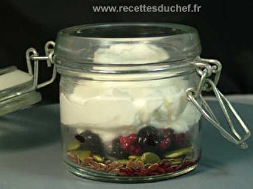 Mousse de yaourt aux fruits rouges sur lit de graines