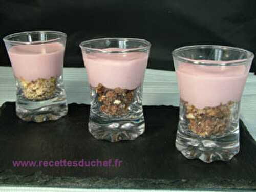 Verrine de mousse au chocolat blanc goût mûre