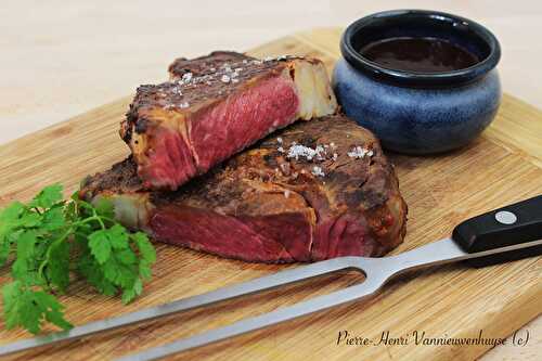 Recette de l'entrecôte grillée à la plancha, sauce de votre choix : béarnaise, poivre, chimichurri, salsa, barbecue, Bercy