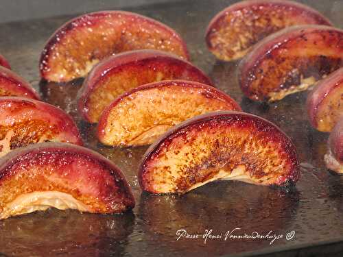 Recette de la brioche façon pain perdu et des pêches de vigne aux pralines roses