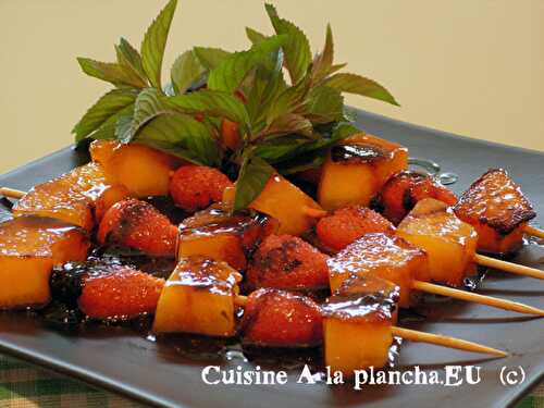 Recette de la brochette de melon et fraises, à la plancha, caramel à la menthe poivrée