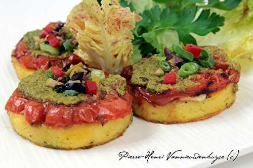 Recette de la polenta aux herbes, tomates au basilic