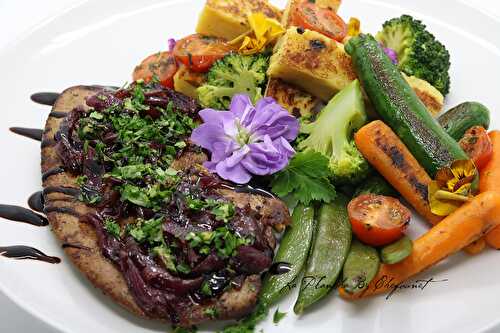 Recette du foie de veau grillé à la plancha, oignons rouges confits, polenta et petits légumes grillés