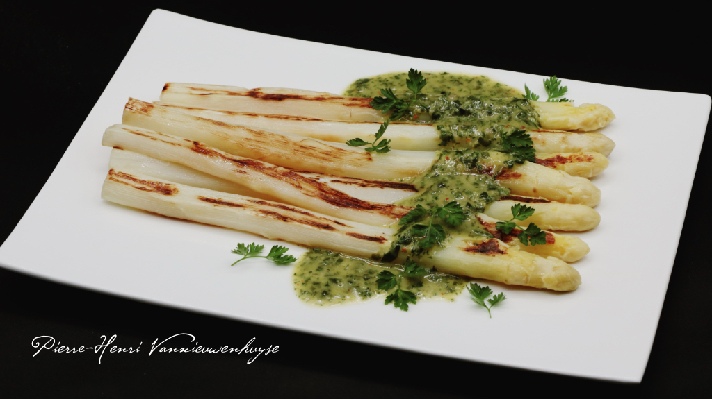 Asperges grillées à la plancha, vinaigrette aux fines herbes et ail des ours.